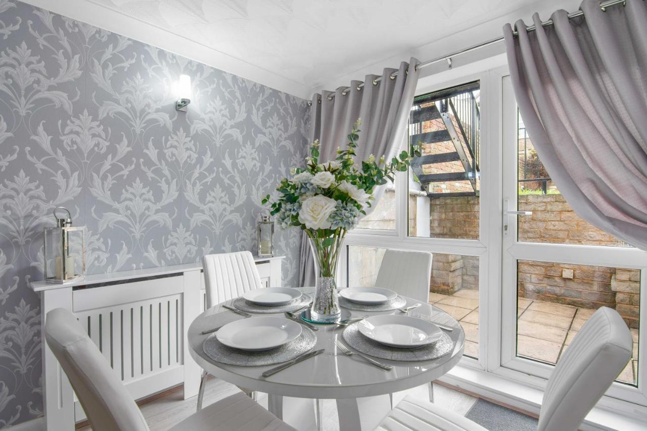 The Roost Group - Stylish Apartments Gravesend Bagian luar foto