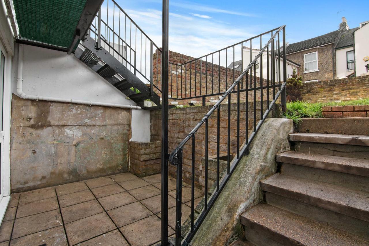 The Roost Group - Stylish Apartments Gravesend Bagian luar foto